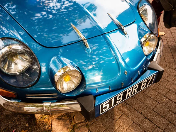 Vintage renault voiture alpine garée dans une ville — Photo