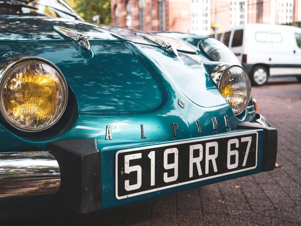 Vintage Renault coche alpino estacionado en una ciudad — Foto de Stock