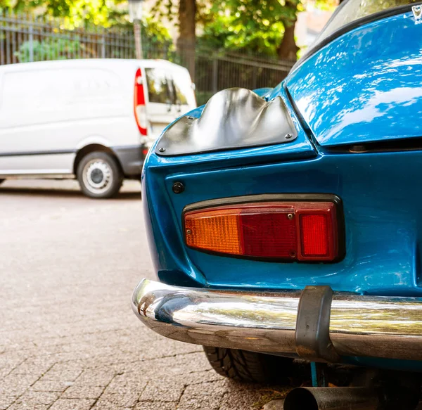 Vintage renault alpine auto geparkeerd in een stad — Stockfoto