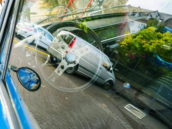 Vintage renault alpine auto geparkeerd in een stad — Stockfoto