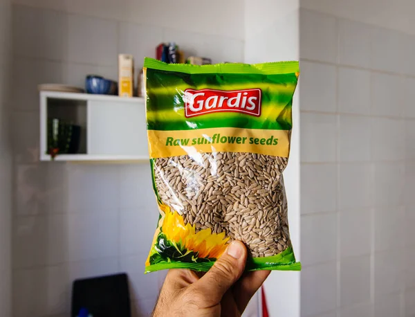 Пакет Gardis Raw Sunflower Seeds — стоковое фото