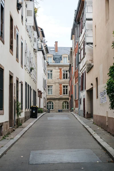 Calle vacía en la calle francesa de Estrasburgo con Haussmannian tradicional — Foto de Stock