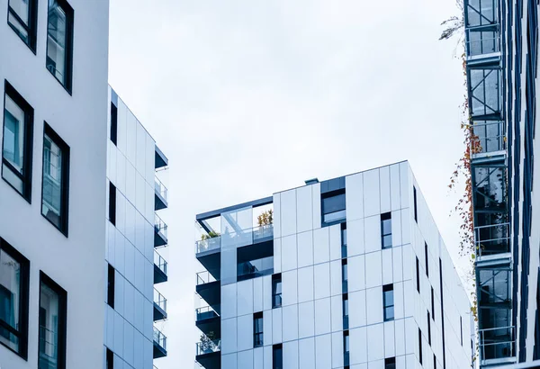 Vista de primer plano del nuevo distrito residencial francés con un moderno edificio de apartamentos — Foto de Stock
