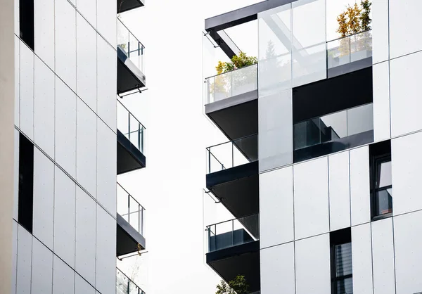 Närbild telefonbild av franska nya bostadsområde med modern lägenhetsbyggnad — Stockfoto