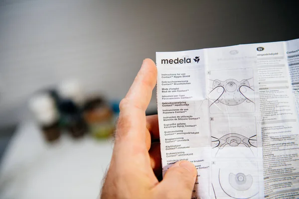 Manual de instruções mão segurando masculino de Medela Swiss — Fotografia de Stock