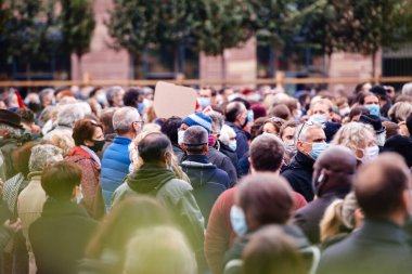 İnsanlar Kleber 'ı tarih öğretmeni Samuel Paty' e saygılarını sunmak için yerleştirdi