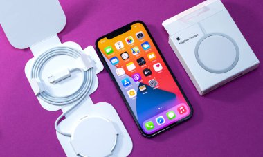 iPhone 12 Pro Max için Apple Bilgisayarlarından yeni bir MagSafe - manyetik olarak bağlanmış kablosuz güç transferi