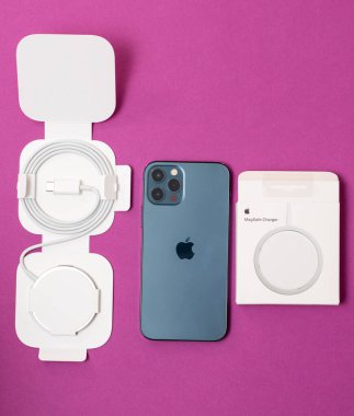 iPhone 12 Pro Max için Apple Bilgisayarlarından yeni bir MagSafe - manyetik olarak bağlanmış kablosuz güç transferi