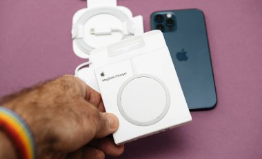 iPhone 12 Pro Max için Apple Bilgisayarlarından yeni bir MagSafe - manyetik olarak bağlanmış kablosuz güç transferi