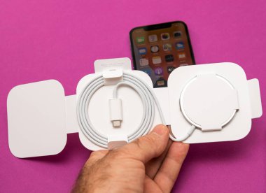 iPhone 12 Pro Max için Apple Bilgisayarlarından yeni bir MagSafe - manyetik olarak bağlanmış kablosuz güç transferi