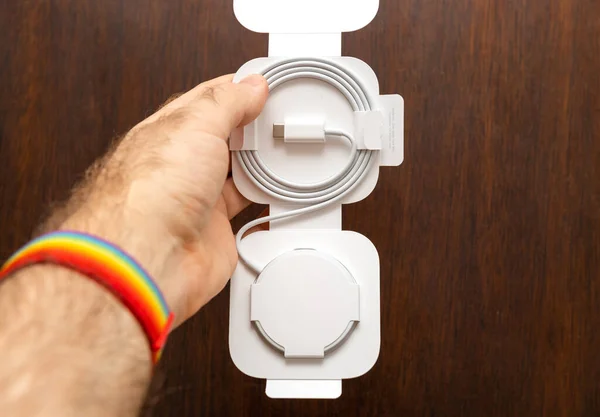 Nowy MagSafe by Apple Computers dla iPhone 12 Pro Max - magnetycznie dołączony bezprzewodowy transfer energii — Zdjęcie stockowe