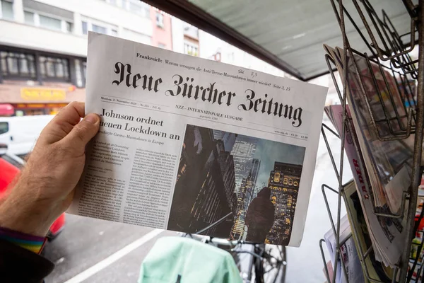Neue Zurcher Zeitung med Boris Johnson beordrar en ny nedstängning på grund av Covid-19 pandemi — Stockfoto