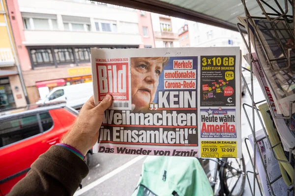 German Die Bild menampilkan Angela Merkel memerintahkan penguncian baru karena pandemi Covid-19 — Stok Foto