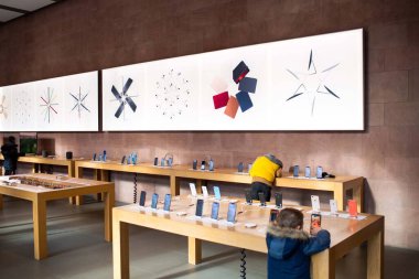 Apple Store 'da en son iPhone akıllı telefonlarında oynayan iki çocuk.