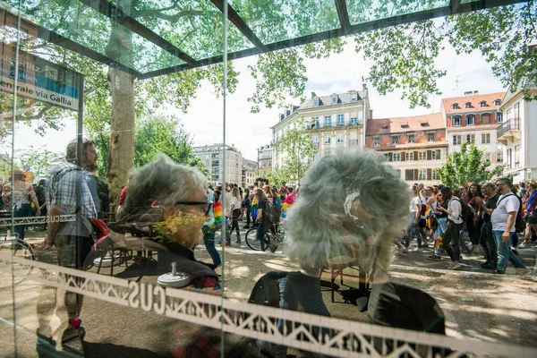 Two women looking at the nearby passing gay pride Festival annual event in Strasbourg Alsace with thousan — Stock Photo, Image