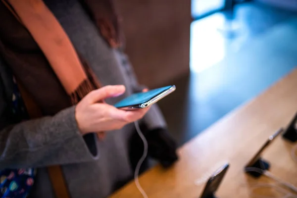 Mujer francesa sosteniendo el nuevo iPhone Pro 11 12 Max en las manos — Foto de Stock