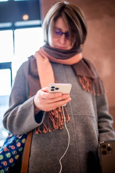 Femme française tenant un nouvel iPhone Pro 11 12 Max en acier inoxydable dans les mains — Photo