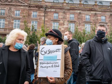 İnsanlar Kleber 'ı tarih öğretmeni Samuel Paty' e saygılarını sunmak için yerleştirdi