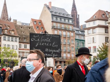 İnsanlar Kleber 'ı tarih öğretmeni Samuel Paty' e saygılarını sunmak için yerleştirdi