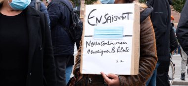 İnsanlar Kleber 'ı tarih öğretmeni Samuel Paty' e saygılarını sunmak için yerleştirdi