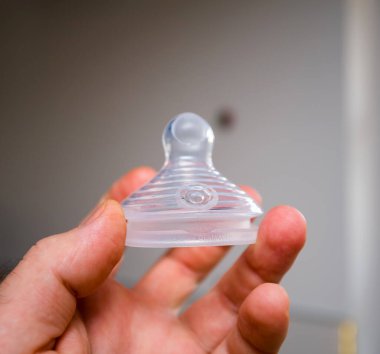 Mutfak arka planında silikon bir meme ucu kalkanı var.