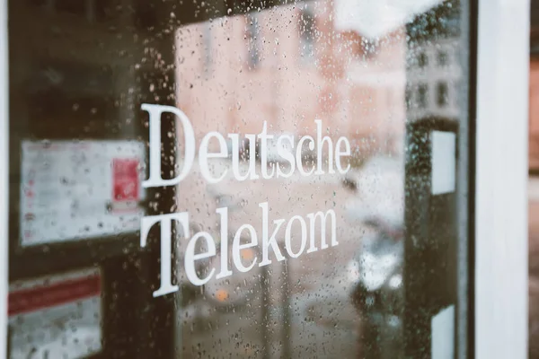 Regn droppar över traditionella tyska Telekom telefonkiosk — Stockfoto