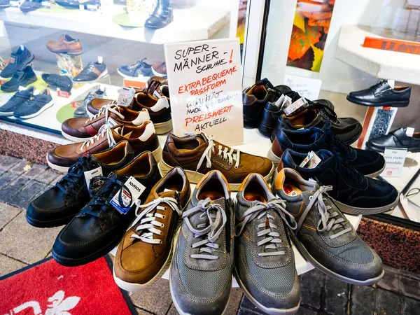 Multiple male shoes manufactured from genuine leather for sale — Stock Photo, Image