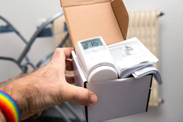 Männliche Hand zeigt unverpackte Verpackung des Vaillant Ambisense VR50 Thermostatventils — Stockfoto