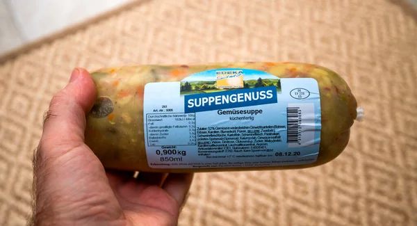 Ręczne trzymanie plastikowego opakowania warzyw Suppengenuss Gemusesuppe — Zdjęcie stockowe