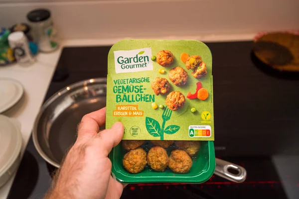 Пакет для рук с вкусными вегетарианскими фрикадельками — стоковое фото