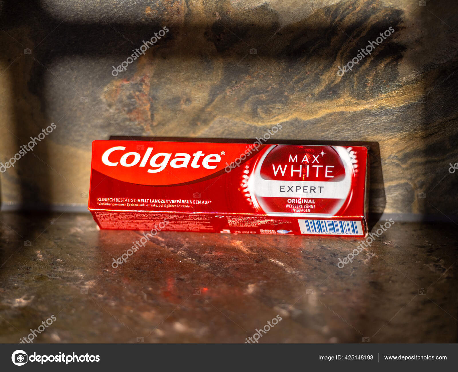 Ackage Colgate White expert on the natural – Stock Editorial © ifeelstock #425148198