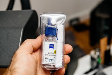 Gri arkaplanda el ele tutuşmak Zeiss mikrofiber