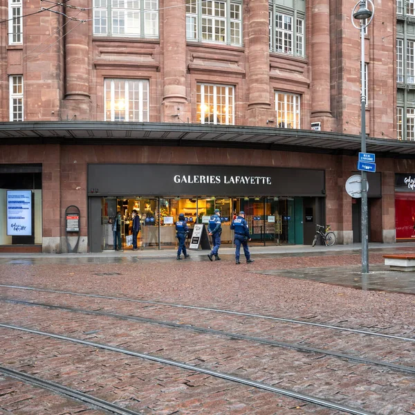 Sperrung ist schädlich für Geschäfte mit Einkaufszentrum Galeries Lafayette — Stockfoto