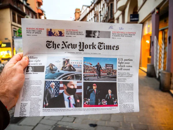 O New York Times que caracteriza na página da tampa o último dia da eleição para o presidente dos E.U. — Fotografia de Stock