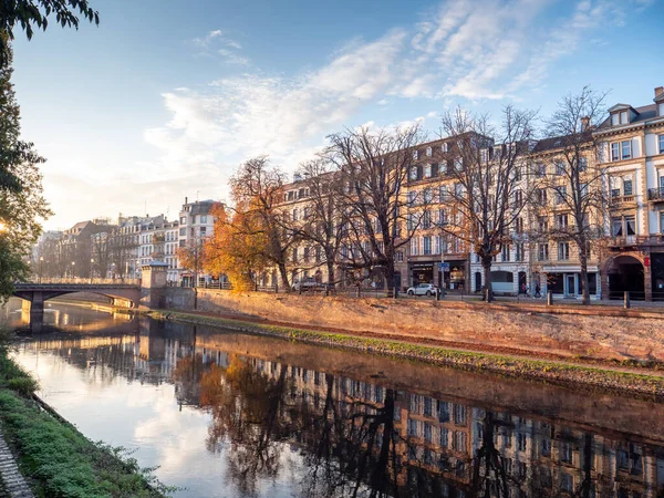 Hausmanya binaları ve hasta nehir. Dağınık bulutlu açık mavi gökyüzü.