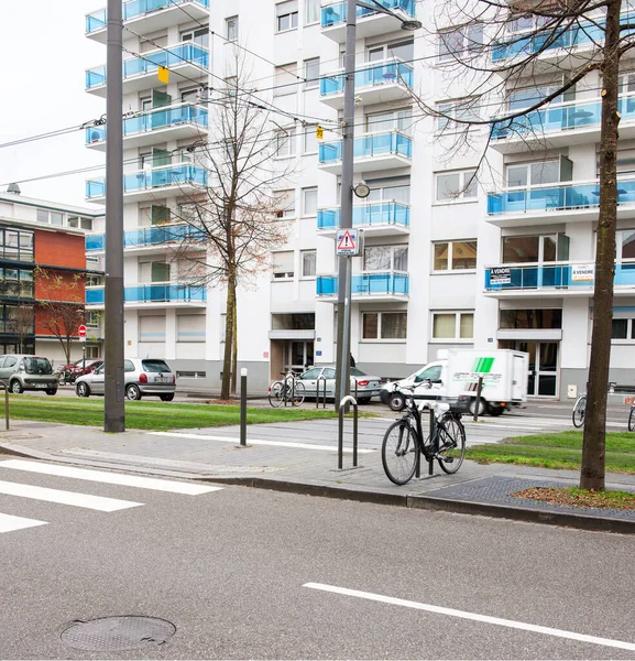 Calle vacía en Estrasburgo con coches aparcados — Foto de Stock