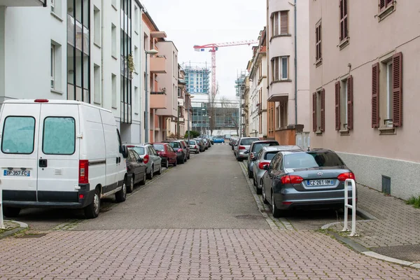 Пустая улица в Страсбурге с рядами припаркованных машин — стоковое фото