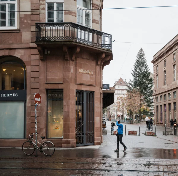 Zárva Hermész bolt és kevés gyalogos ingázik szinte üres utcában — Stock Fotó