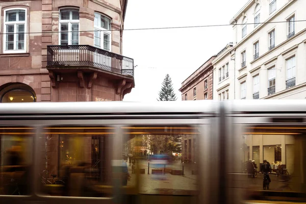 Widok w ruchu tramwajem na prawie pustej ulicy — Zdjęcie stockowe