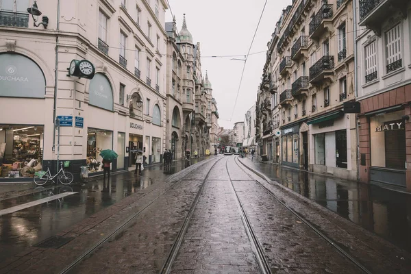 Deszczowy dzień z zamkniętymi sklepami i pustym kamieniem Lockdwon we Francji — Zdjęcie stockowe
