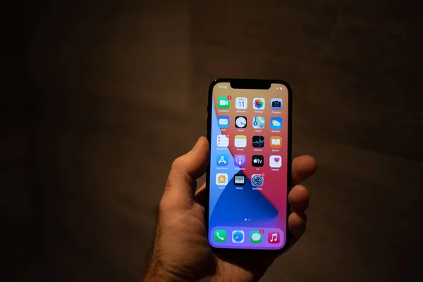 Nuevo modelo de teléfono inteligente iPhone 12 Pro Max 5G de Apple Computers —  Fotos de Stock