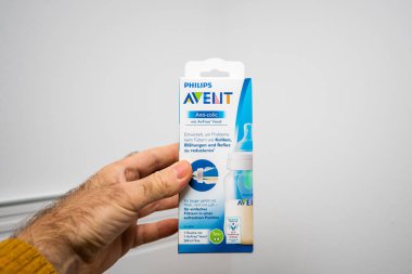 Yeni Philips Avent 'in beyaz arka planına karşı tutulan POV erkek eli