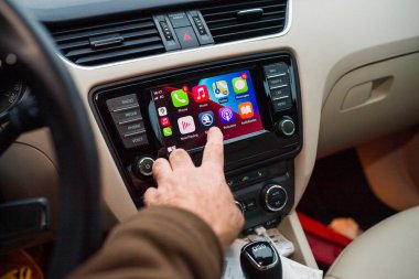 iOS iPhone aygıtından Apple Bilgisayarları CarPlay araç gösterge paneli içinde