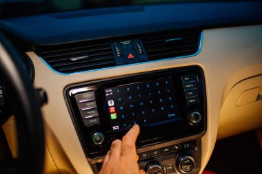 Infotainment araba bilgisayar sistemi Apple Bilgisayarları CarPlay kişi listesi menüsü çalışıyor