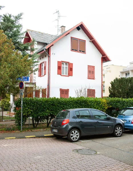 Park etmiş arabaları ve güzel rüya evi olan bir Fransız caddesi. — Stok fotoğraf