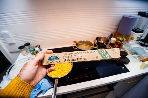 Pov main masculine tenant sur fond de cuisine nouveau papier sulfurisé — Photo