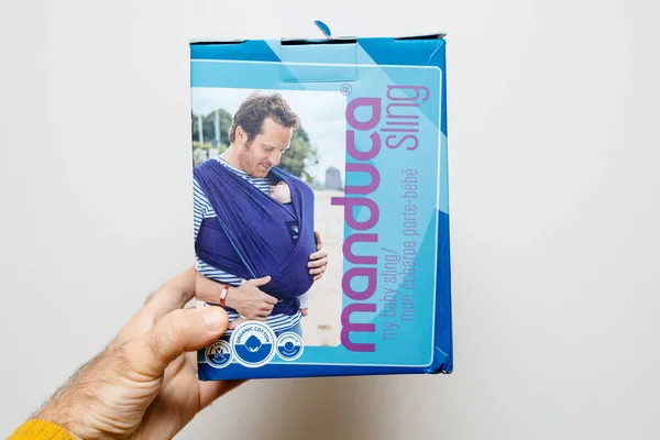 POV erkek, bebek için yeni Manduca askısı paketi. — Stok fotoğraf