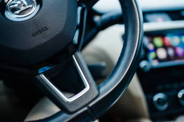 Apple Computer CarPlay von iOS iPhone-Gerät im Armaturenbrett des Autos — Stockfoto