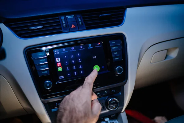 애플 컴퓨터 카 플레이 (Apple Computers CarPlay) 를 실행하는 봉쇄 차량 컴퓨터 시스템에 손을 대는 고래 손 — 스톡 사진