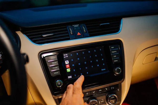 Infotainment autó számítógépes rendszer futó Apple Computers CarPlay kapcsolatfelvételi lista menü — Stock Fotó